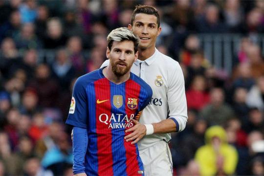 拜仁12轮不败领跑，曼城绝杀鱼腩，巴萨AC米兰登顶（拜仁12轮不败继续领跑，曼城绝杀弱旅，巴萨、AC米兰齐登顶）