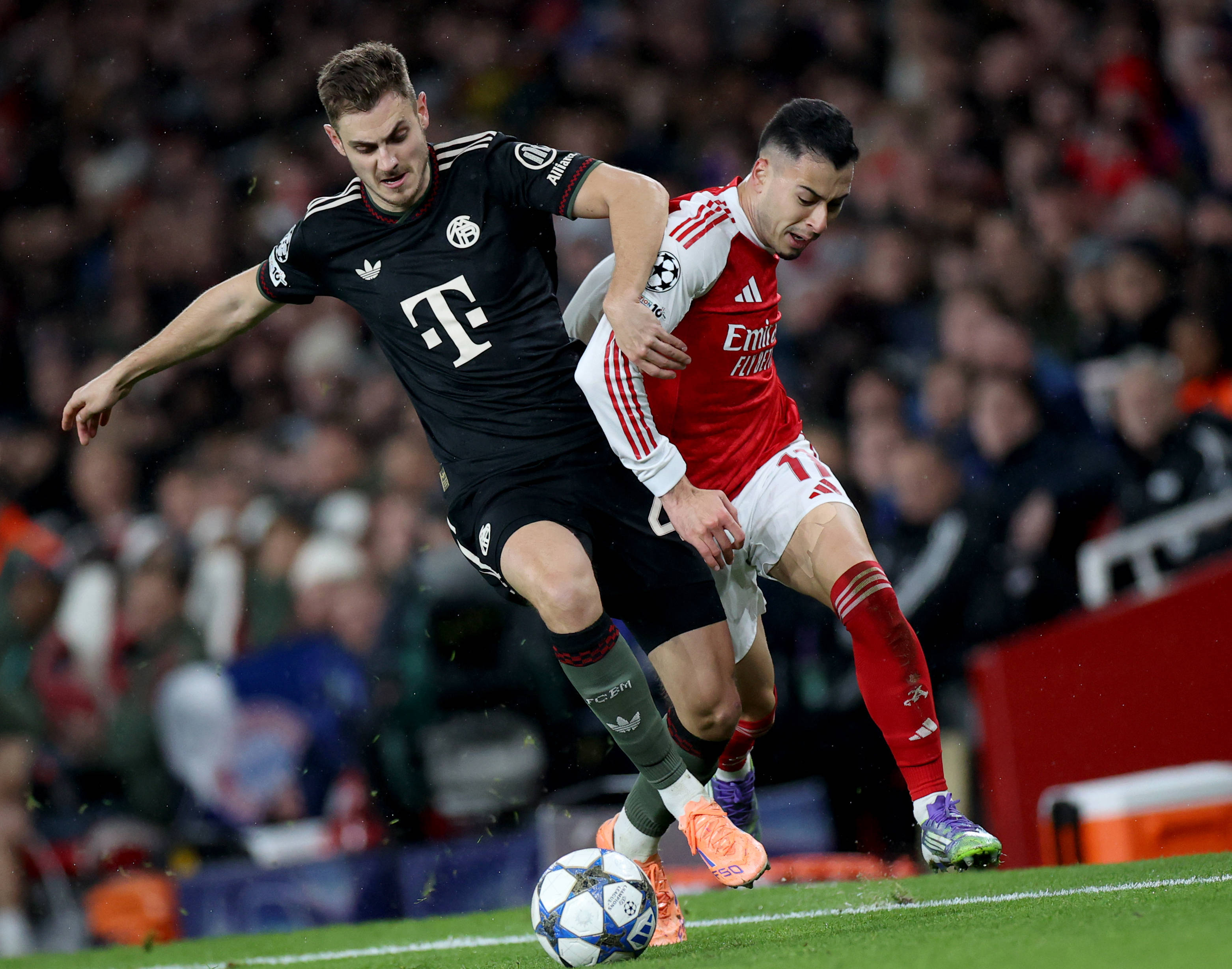 中超赛场争议判罚：VAR判罚引发热议,（中超判罚风波：VAR成争议焦点）