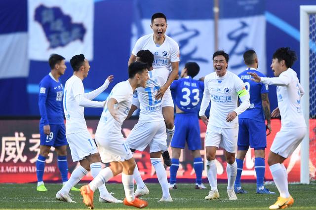 教练夸他“像黄金一样重要”（教练：他的重要性堪比黄金）