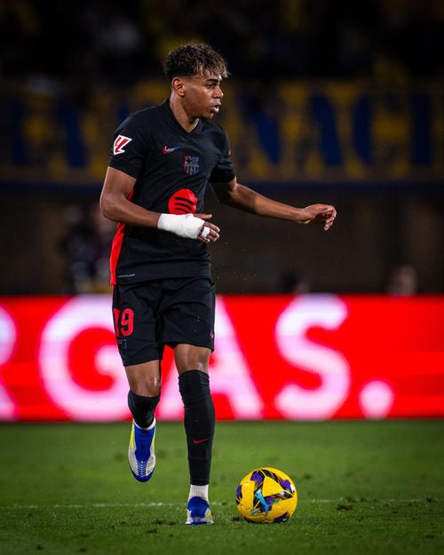 里瓦尔多：亚马尔不能只局限在右路，教练须为他创造更多选择（里瓦尔多建议：亚马尔不应只踢右路，教练应为其提供更多选择）