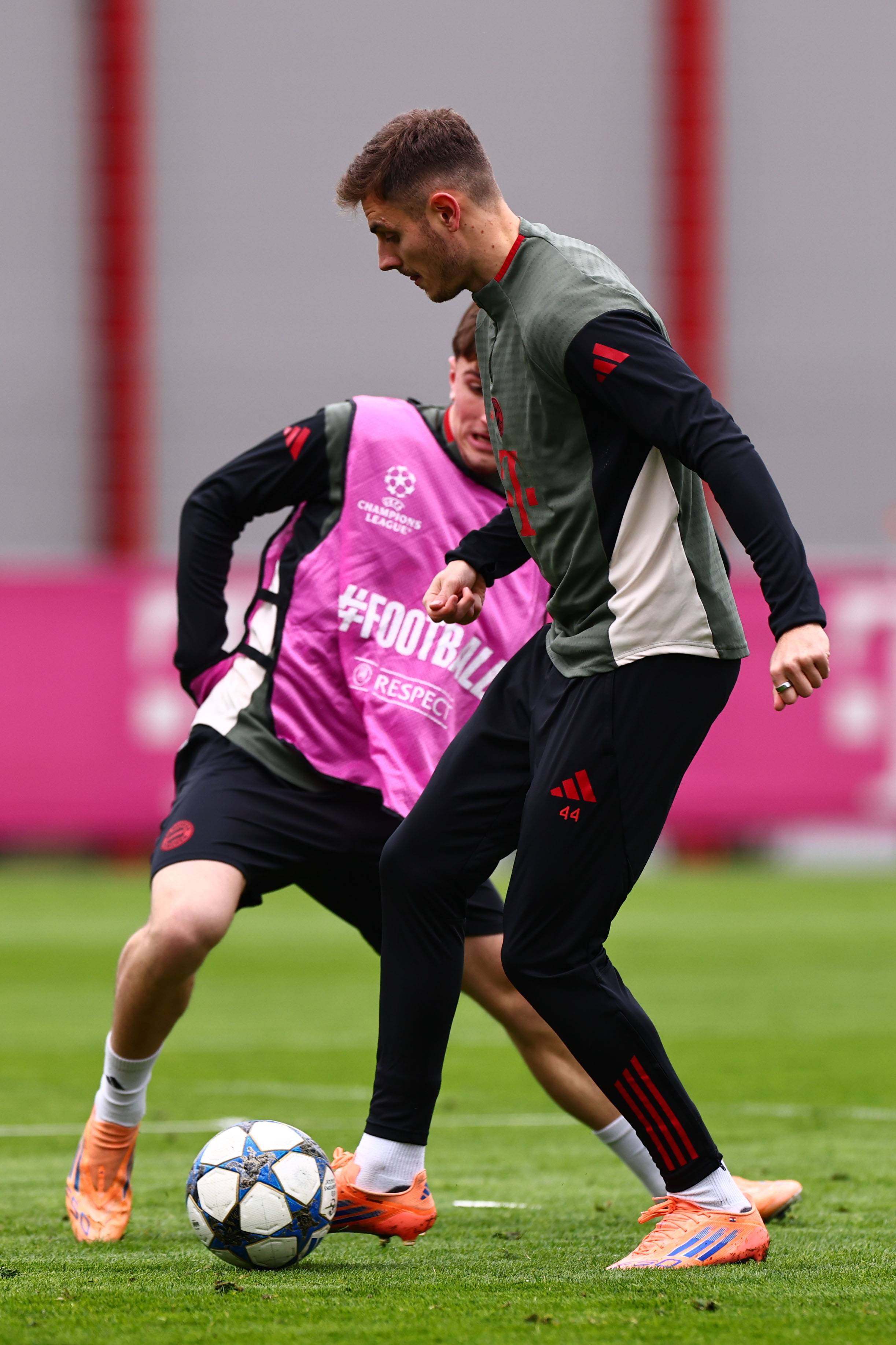 祝贺，王霜和陈晨入选2025国际足联年度最佳女足阵容候选名单（王霜、陈晨入围2025年国际足联年度最佳女足阵容候选名单）