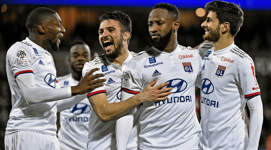 西班牙队连续30场正式比赛保持不败，打破队史纪录（西班牙队30场正式赛不败，创队史新高）