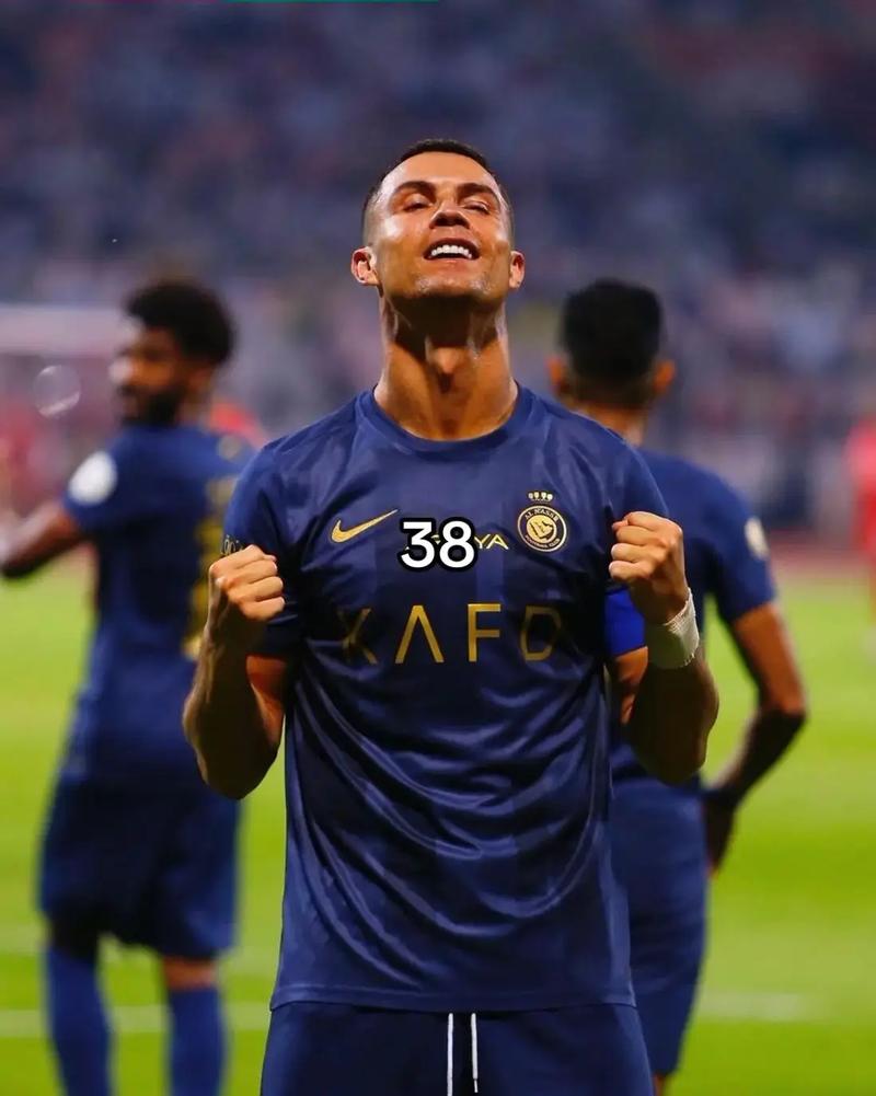 帕潘夸赞吉鲁：他不仅能进球还能防守，甚至还能客串门将（帕潘盛赞吉鲁：能攻善守，必要时还能客串门将）